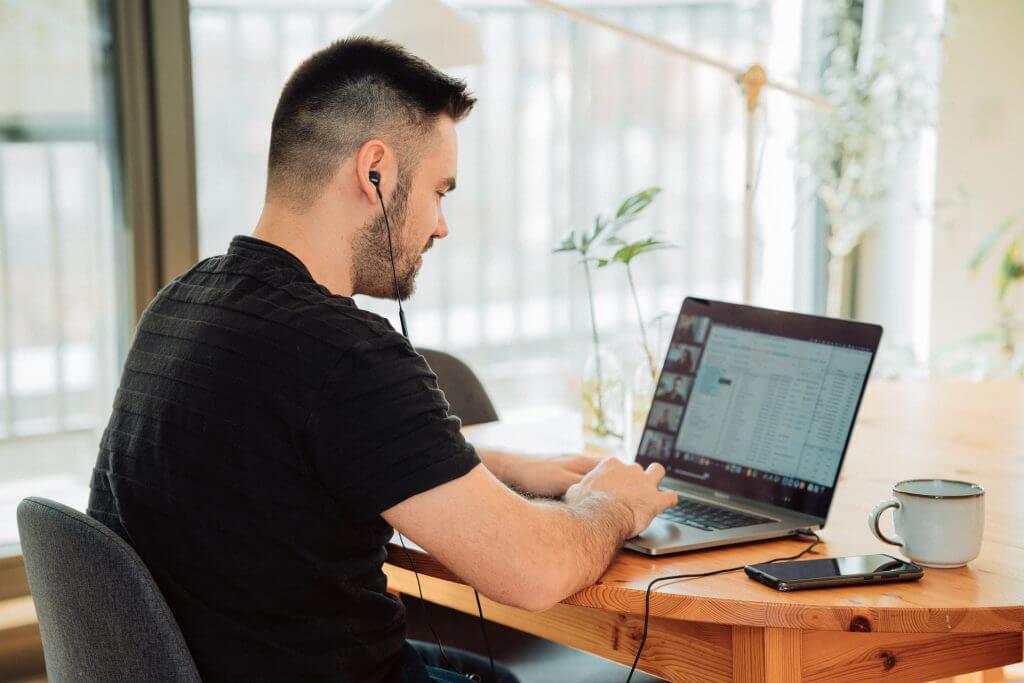 Collaborateur en télétravail