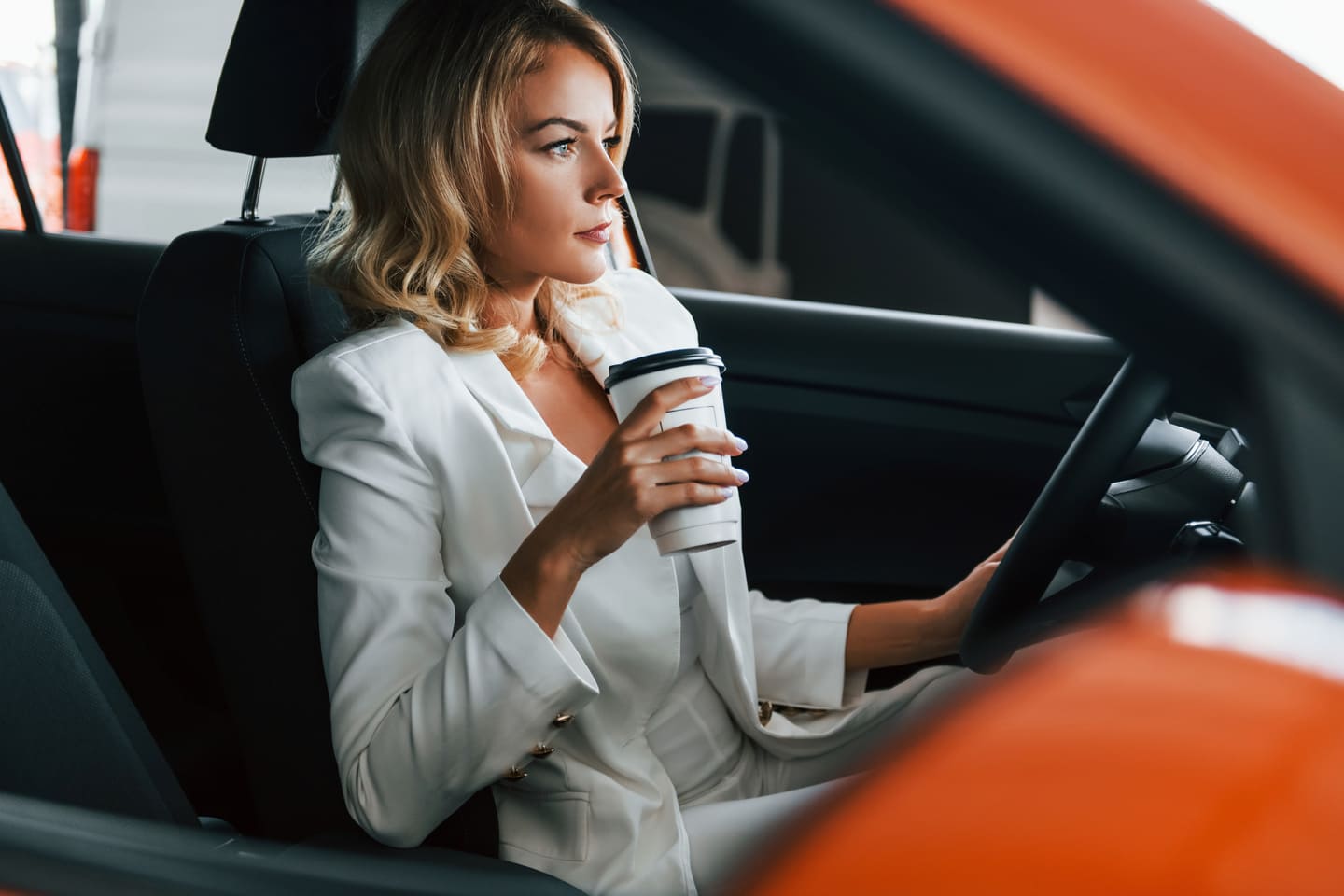 Femme dans une voiture - Illustration flotte automobile notes de frais