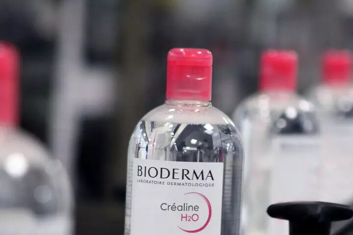 Bioderma : bouteilles de produits cosmétiques avec le nom de la marque