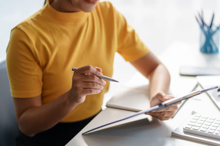 Femme devant son bureau sur une tablette