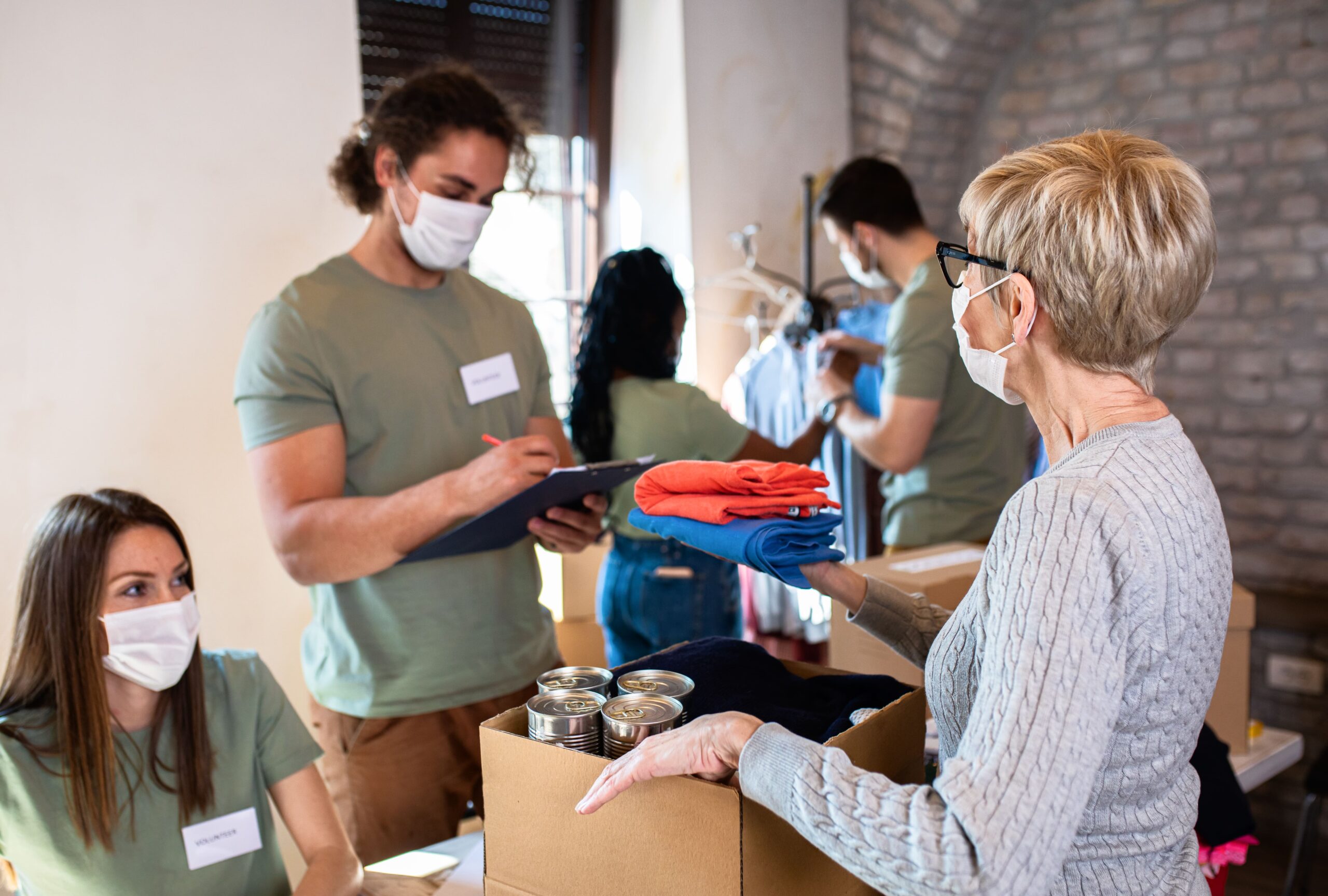 Bénévoles d'association distribuant des vêtements