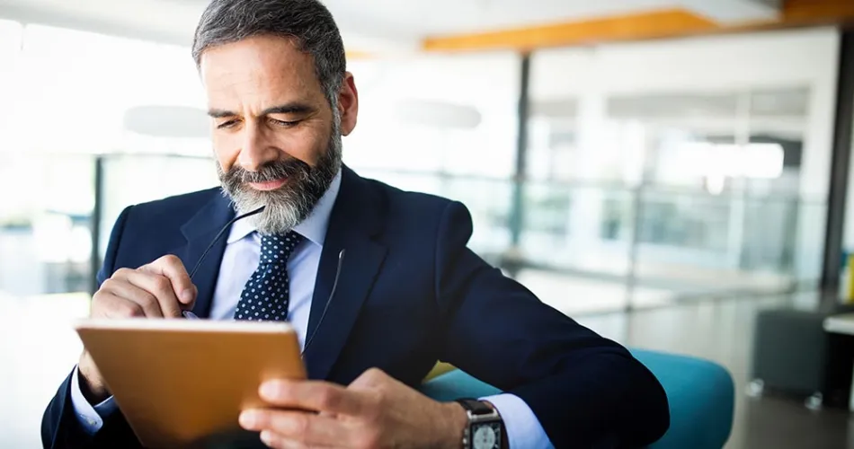 Directeur financier de PME lisant un document