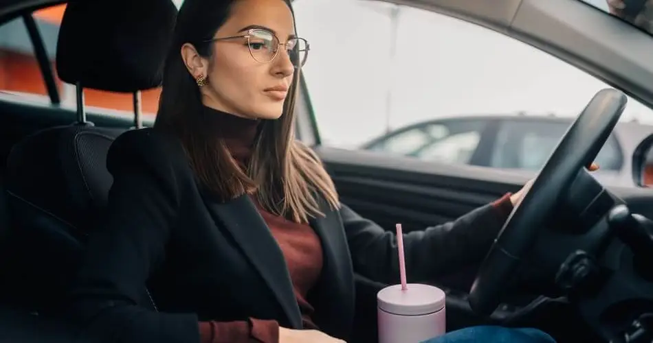 Young professionnal woman driving her car