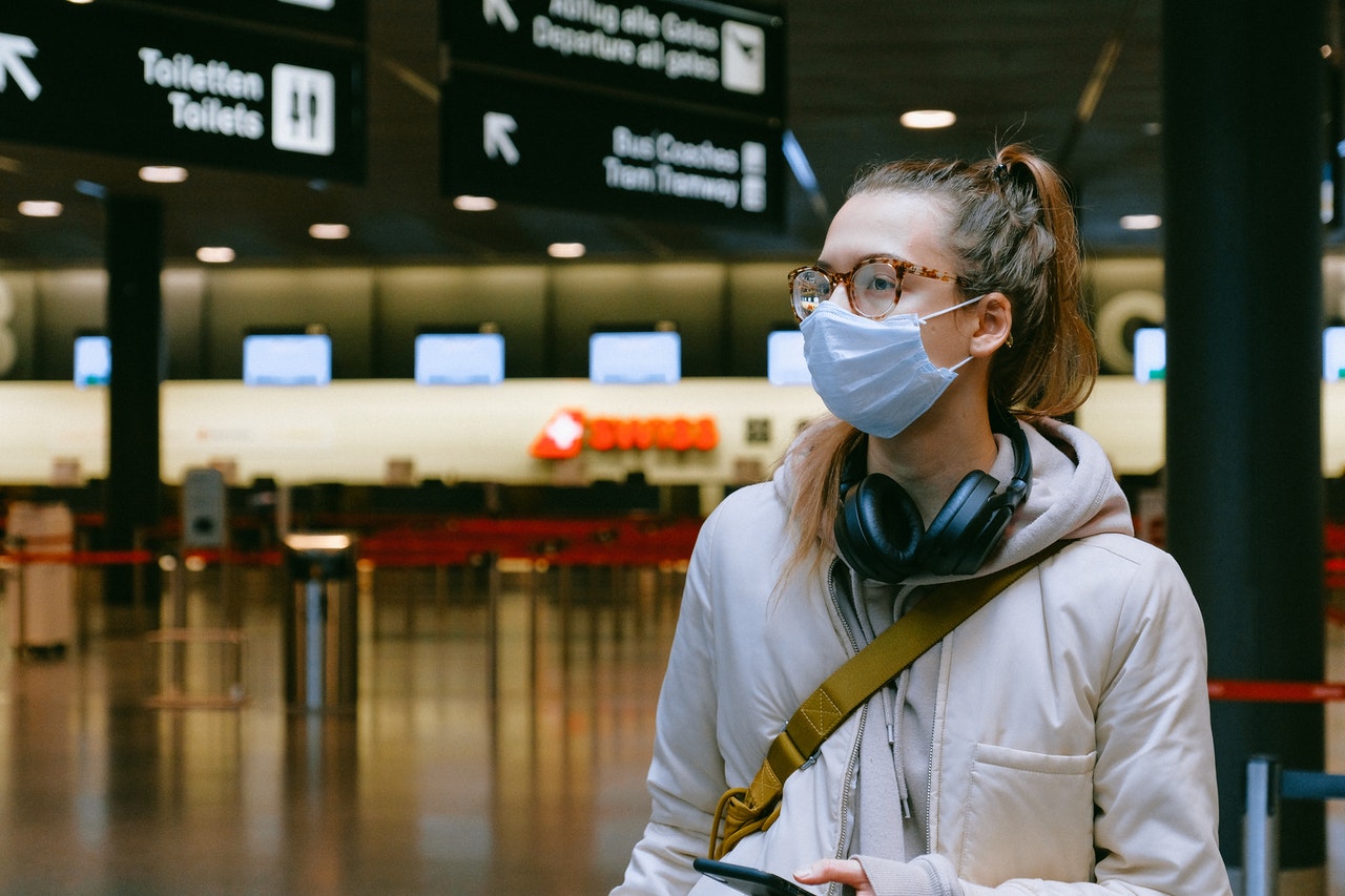 Personne masquée dans un aéroport