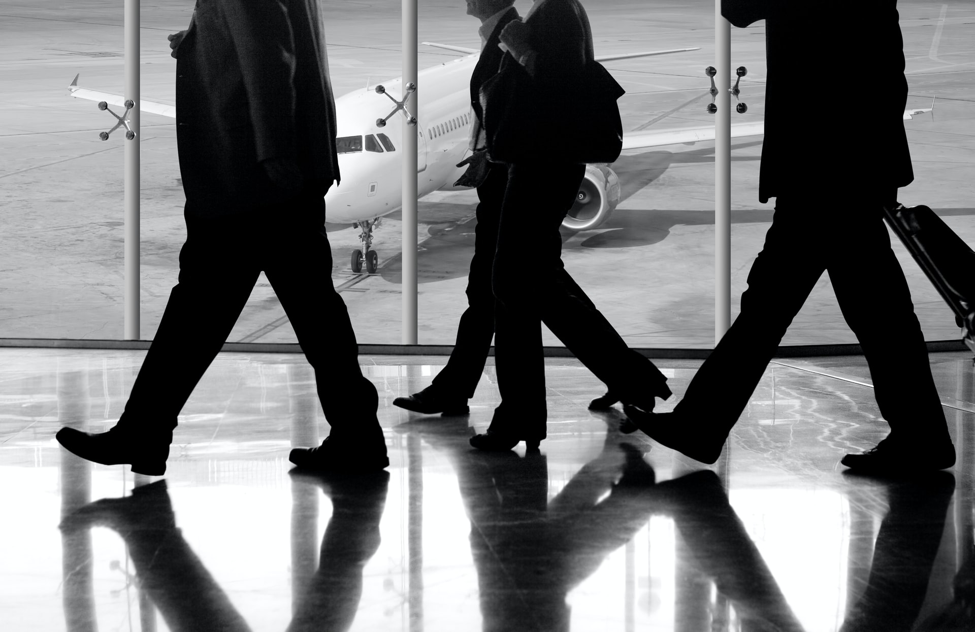 Personnes marchant dans un aéroport