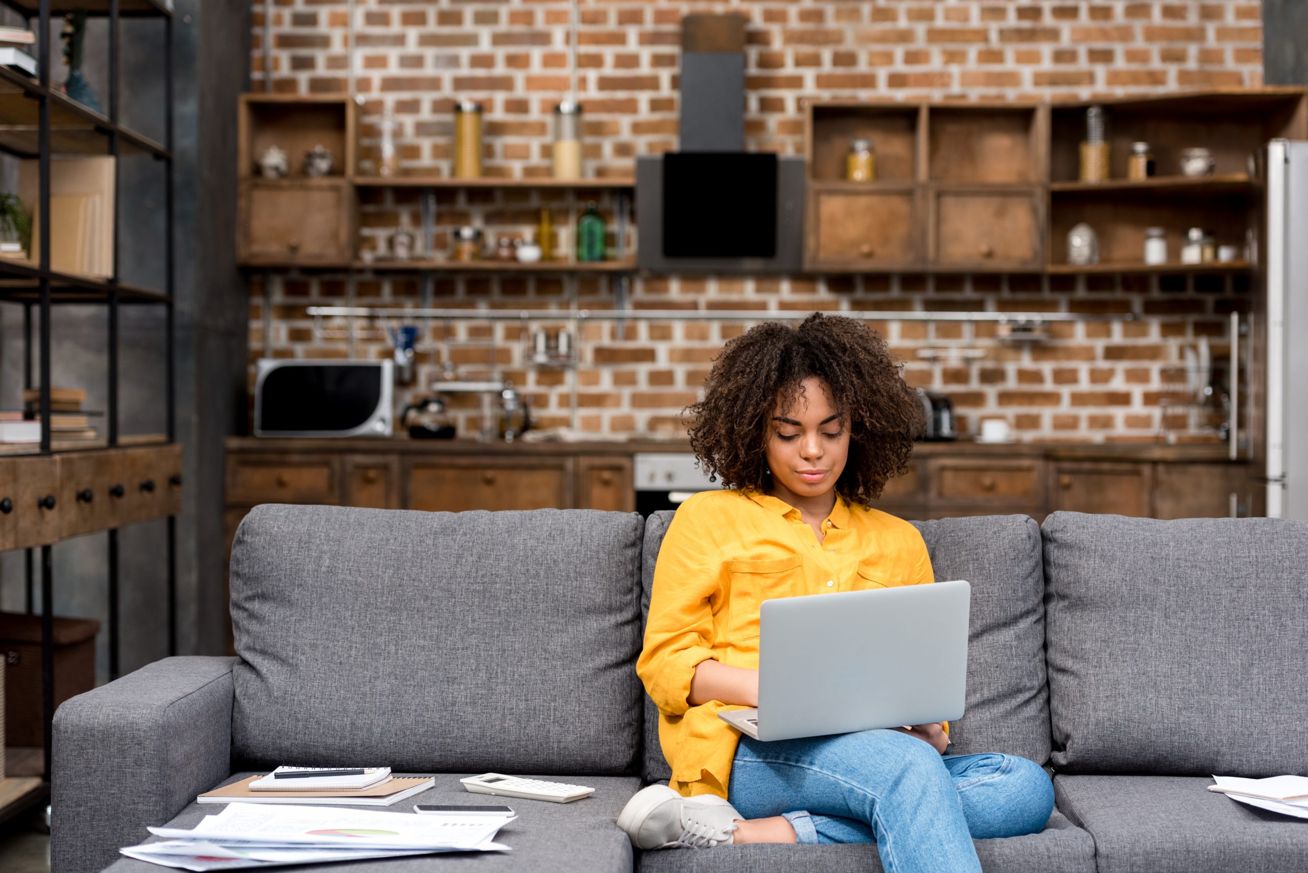 Jeune femme travaillant en télétravail