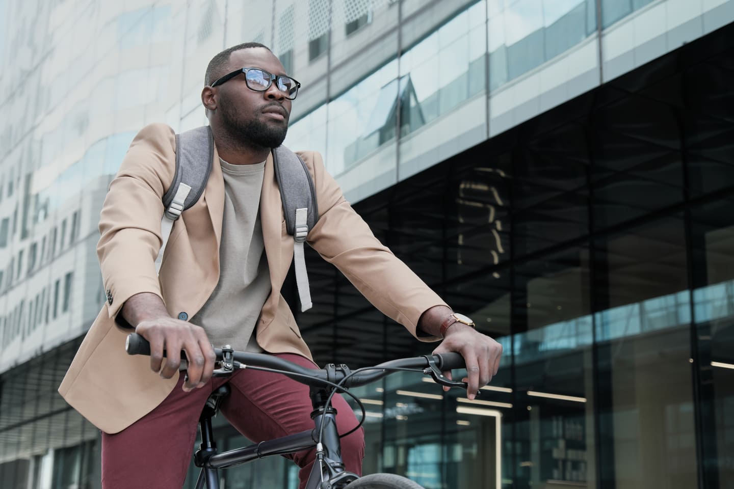 Homme d'affaires sur un vélo