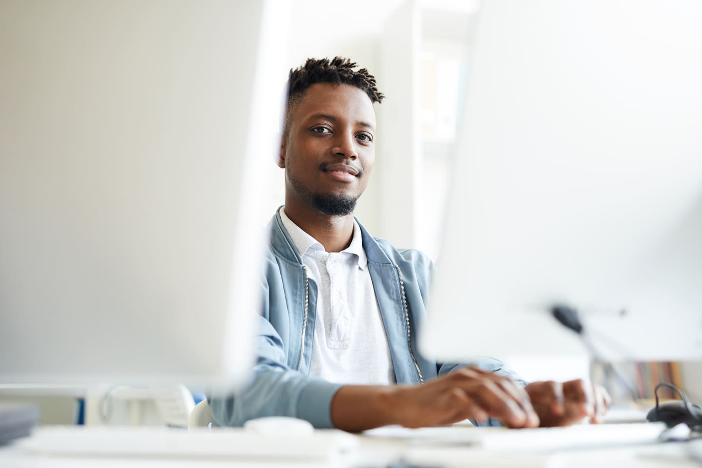 Jeune homme devant logiciel comptable