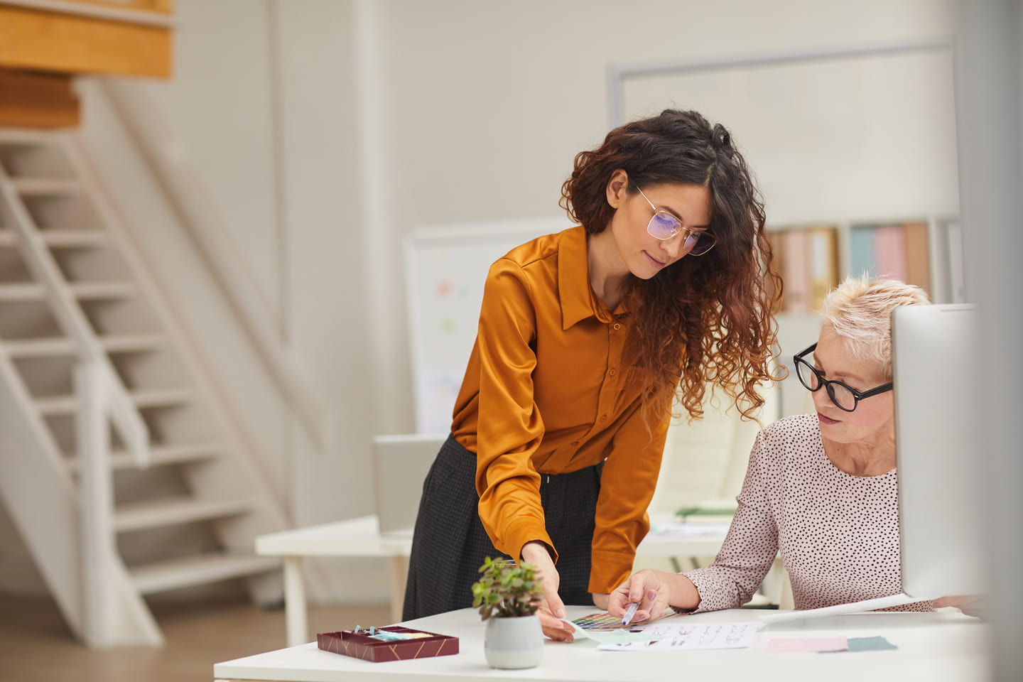 Deux personnes dans un bureau