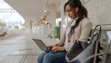 Femme d'affaires en déplacement professionnel