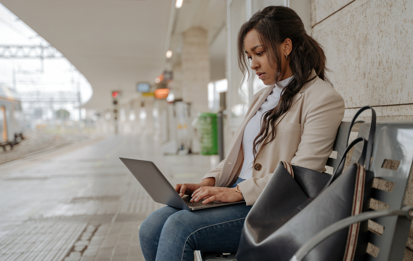 Femme d'affaires en déplacement professionnel