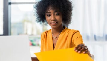 Comptable faisant ses notes de frais