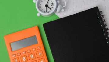 Calculatrice, carnet et réveil