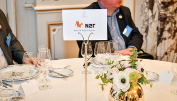 Etiquette N2F sur une table lors d'un évènement au Club DSI