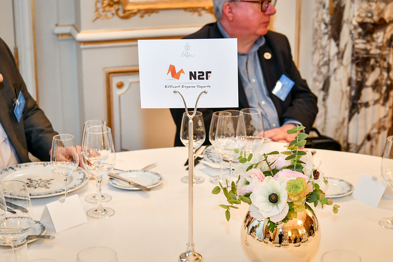 Etiquette N2F sur une table lors d'un évènement au Club DSI